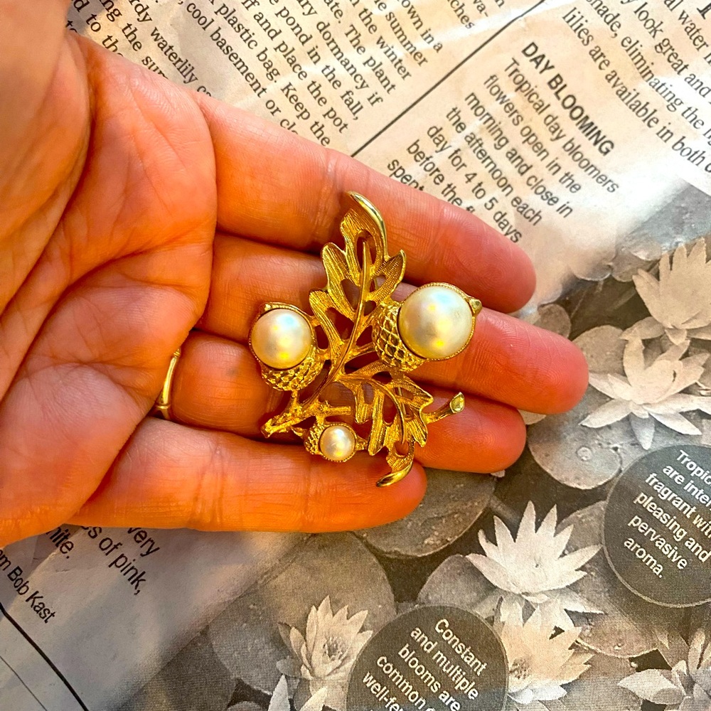 Vintage Avon gold and pearl Acorn Autumn Glory brooch pendant